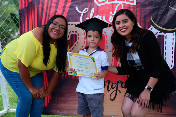 ENTREGAN DIPLOMA A JERÓNIMO