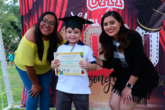 ERNESTO RECIBE SU DIPLOMA