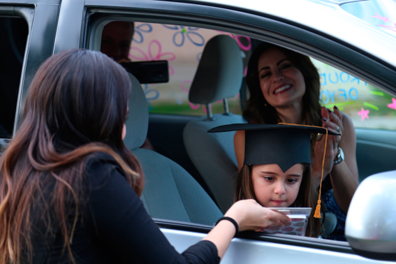 ROBERTA RECIBE SU DIPLOMA