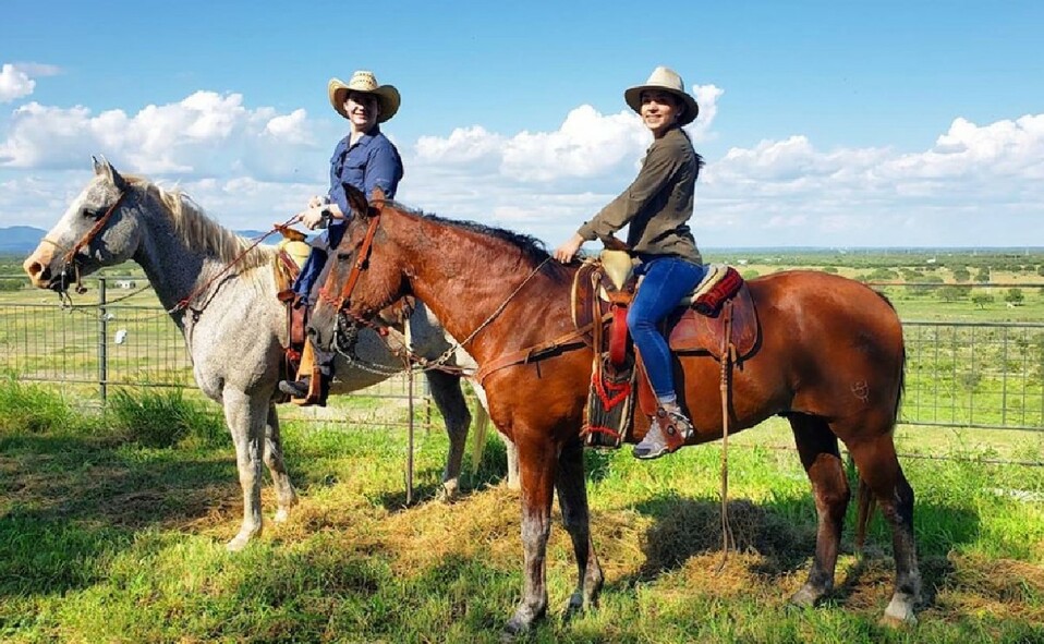 Alejandro Serna y Andrea Jiménez asistieron a una cabalgata en el rancho la espuela para disfrutar del aire libre del campo.