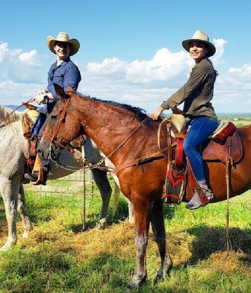 Alejandro Serna y Andrea Jiménez asistieron a una cabalgata en el rancho la espuela para disfrutar del aire libre del campo.