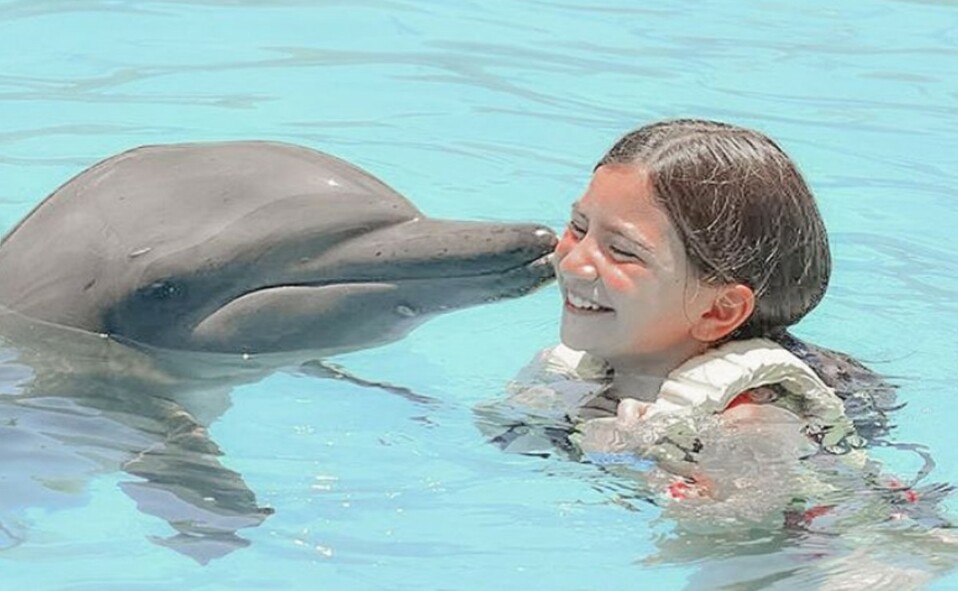 Amelie Joffroy aprovechó para nadar junto a los delfines en sus recientes vacaciones en la playa de Cancún.