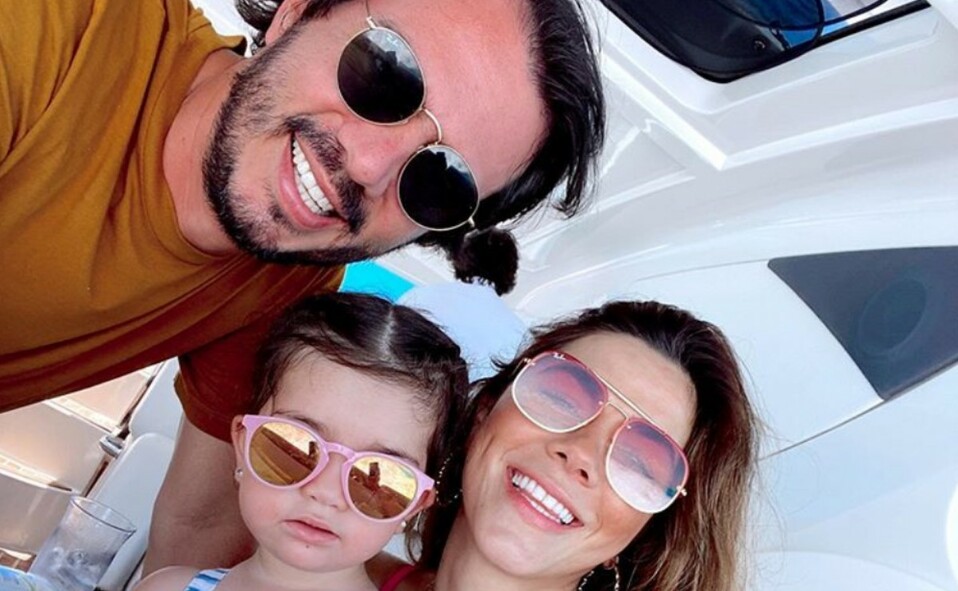 Connie Dávalos junto a su hija Alessa y su esposo Miguel Tame eligieron las playas de Isla Mujeres.