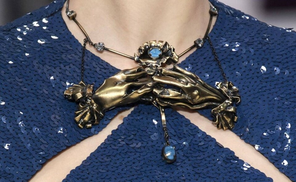 ESPÍRITU MÍSTICO. Numerosas casas de Alta Costura reinventaron la joya a modo de talismán como Valentino, Givenchy o Celine.
