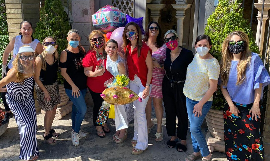Las amigas de Roby la llenaron de globos y flores.