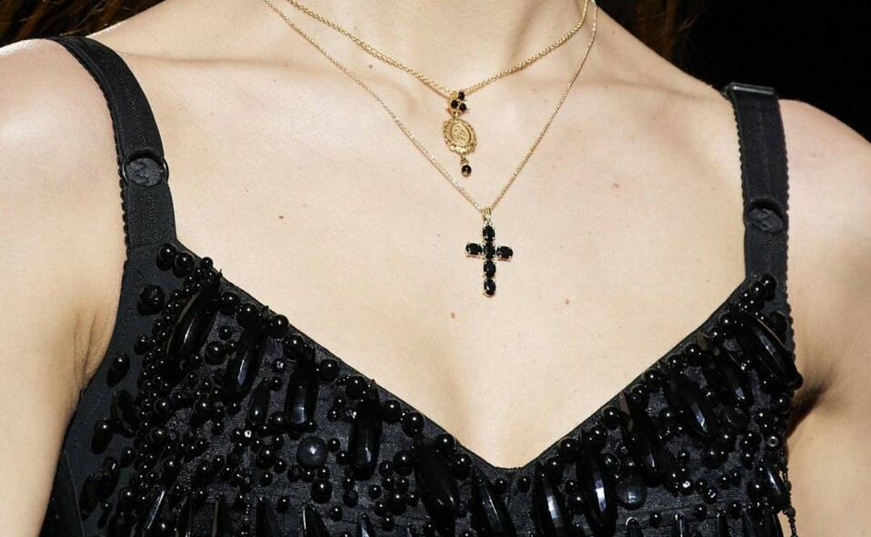 INSPIRACIÓN RELIGIOSA. La simbología religiosa, especialmente las cruces volvieron junto a las colecciones de Dolce & Gabbana.