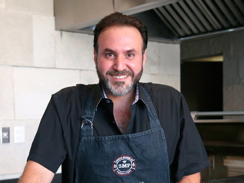 Mario Villarreal disfruta de sus hijos y de su pasión por la parrilla (Fotos: Jaime Jiménez y Vayron Infante)