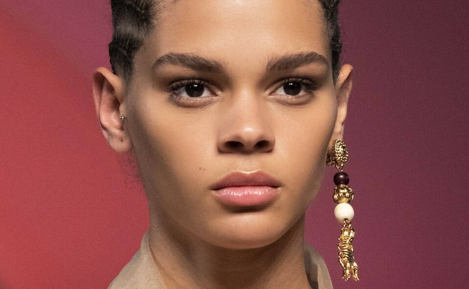 ONE EARRING. Lo vimos en los desfiles de Balmain, Off-White o Chloé.