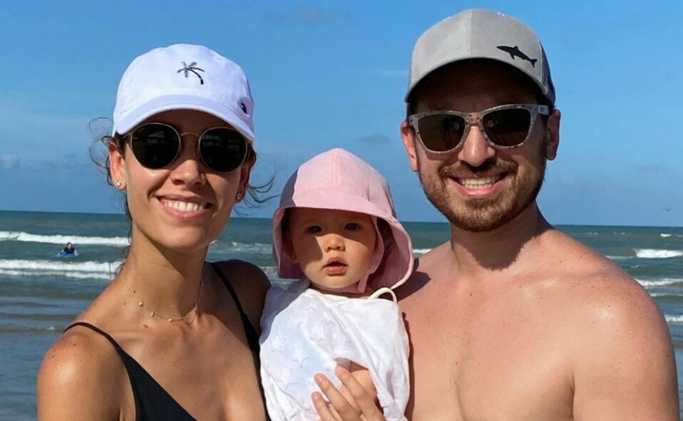 Paulina Cueva, Marcelo Garza T y la pequeña Julia celebran caminar a la orilla de la playa.