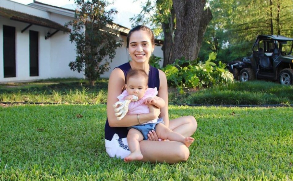 Junto a su pequeña hija, Paola descansa en una quinta campestre en Allende rodeada de la verde naturaleza.
