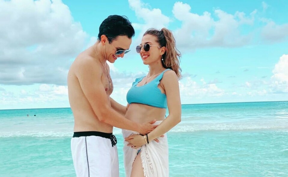 Roby Martínez, quien ya luce un avanzado embarazo celebró su cumpleaños al lado de su esposo Emilio Califa en las playas de Cancún.