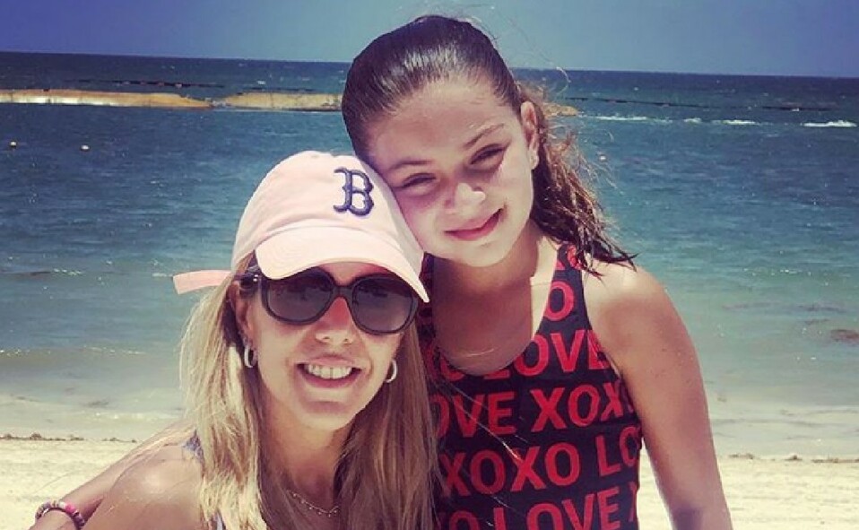 “Estamos vacacionando en la Riviera Maya y disfrutando la oportunidad de estar con Alexa, mi hija pequeña, en el mar y verla crecer con sus amigas y y