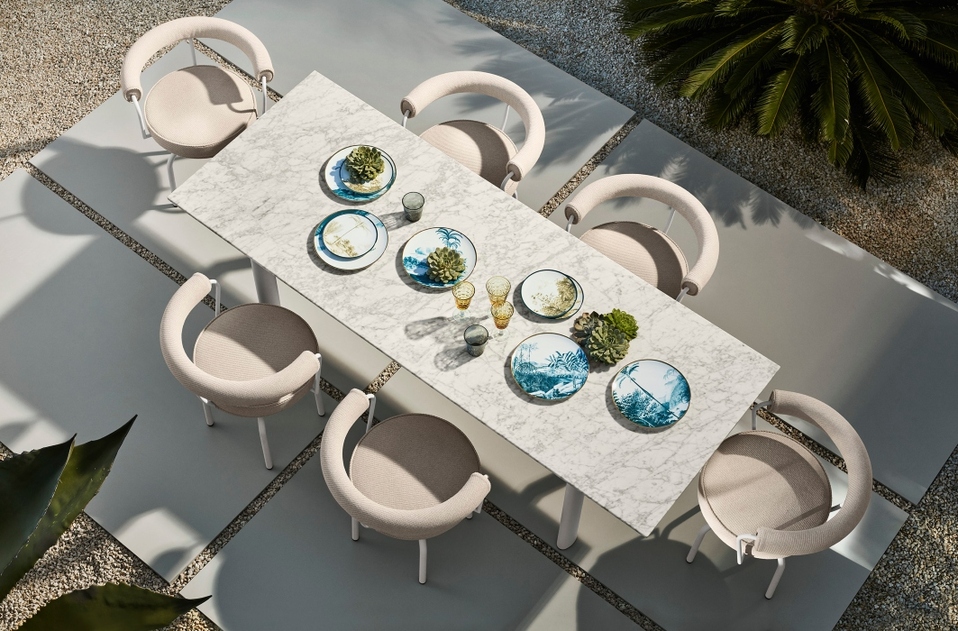 Esta silla y mesa tomó su inspiración en el arquitecto Le Corbusier y la diseñadora Jeanneret Perriand.