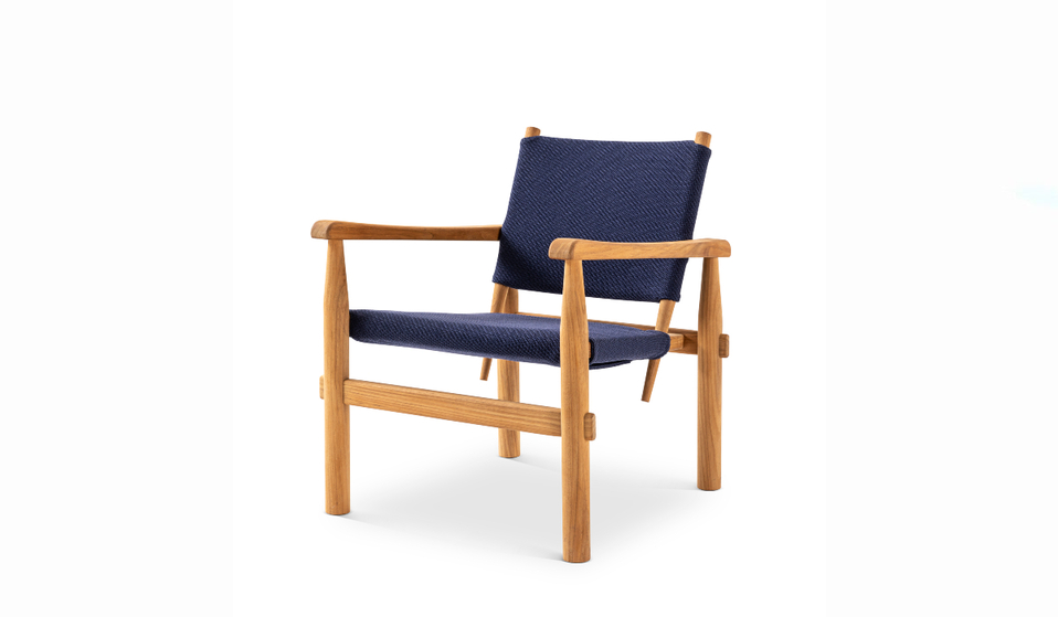 Hecha de madera y bajo un diseño de líneas simples, esta nueva silla representa el trabajo de la diseñadora Charlotte Perriand.