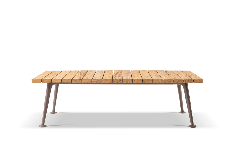 La serie Fenc-e Nature  de Philippe Starck también incluye una mesa de madera.