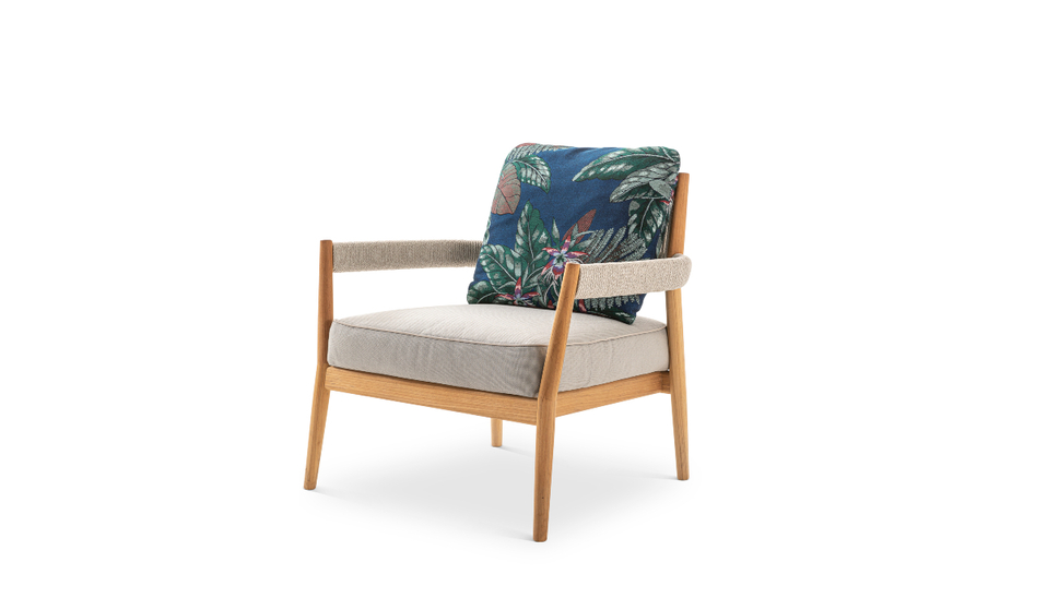 Rodolfo Dordoni creó la silla Dine Out con un diseño simple y que destaca su respaldo de estampado de flores tropicales.
