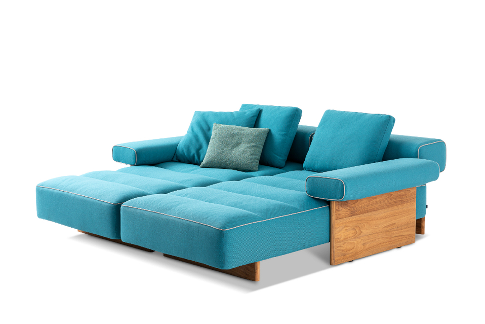 Rodolfo Dordoni diseñó el sofá Sail Out a manera de cama o camastro, ¡ideal para una cómoda tarde de sol!