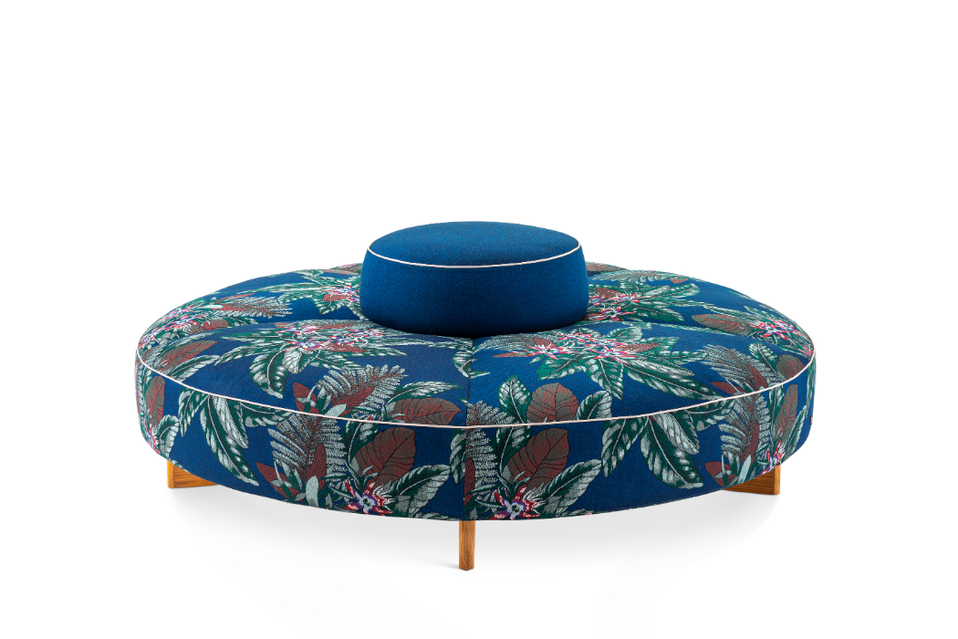 La serie Sail Out también incluye un pouf redondo con estampado floral diseñado por Rodolfo Dordoni.