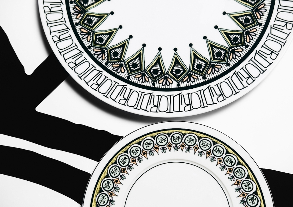 Los platos y tazas están hechos en porcelana fina de Limoges.