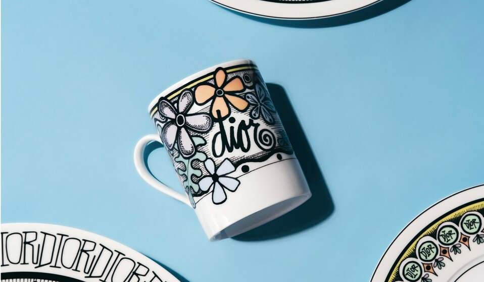 Las tazas tienen el nombre de la compañía con una tipografía en cursiva y bastante juvenil.