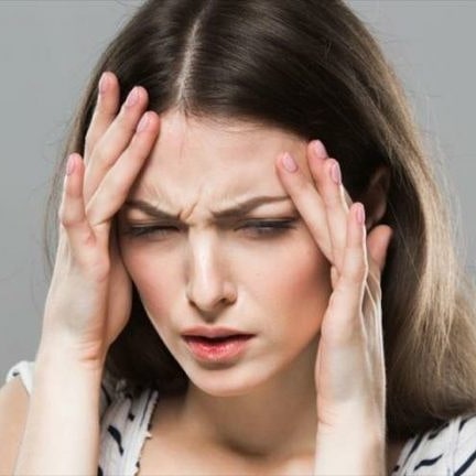 Para tener un cerebro sano, es necesario llevar a cabo prácticas saludables como leer un libro, bailar, comer nutritivo y evitar fumar.