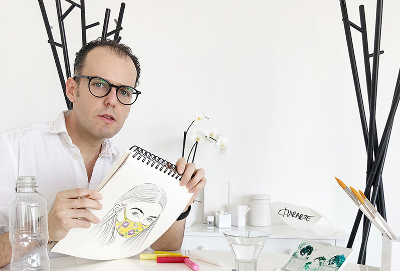 El diseñador Fer Quirarte crea mascarillas a la moda.