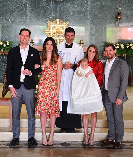 01 Eduardo Martínez, María José Obregón, Padre Alberto, Fabiana Vargas, Karen Rizzo y Juan Carlos Vargas