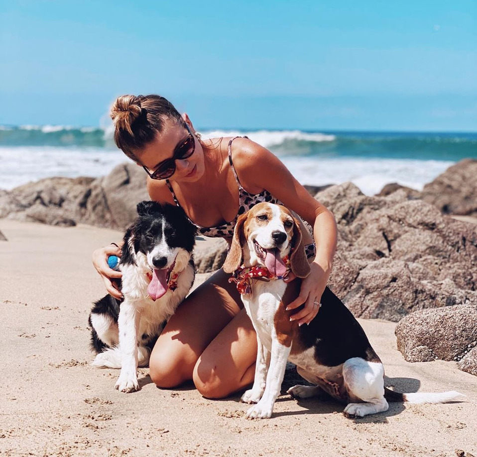 Mayra Lozano con Dolly y Ginger