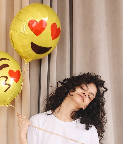 Cómo hacer un emoji en Android y iPhone (Foto: Pexels)