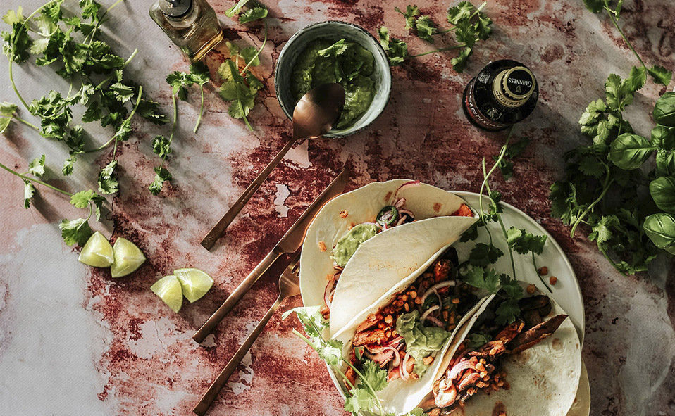 Descubre cómo sembrar cilantro en casa y 4 condimentos más. Fotografía de Micheile Henderson / Unsplash