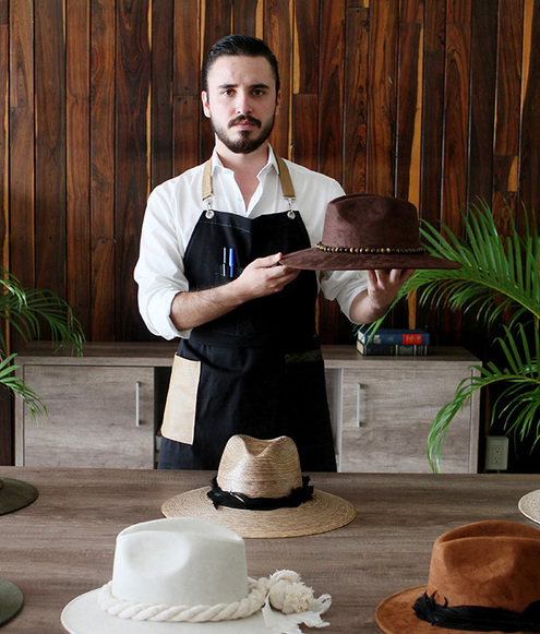 Álvaro Bayardo, diseñador de sombreros. Fotos por Cecilia Moreno