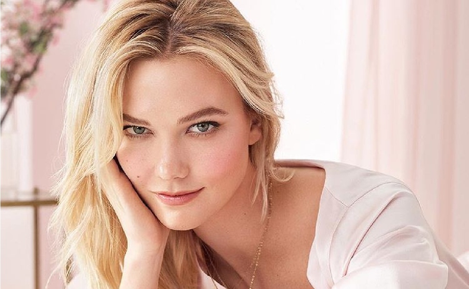 El uso del aloe vera te ayudará a lucir una piel joven y radiante. Foto:@karliekloss/Instagram