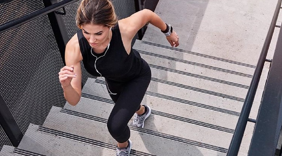 Cuando realices actividad física en casa, la especialista recomienda combinar entrenamientos cardiovasculares con rutinas de fuerza.