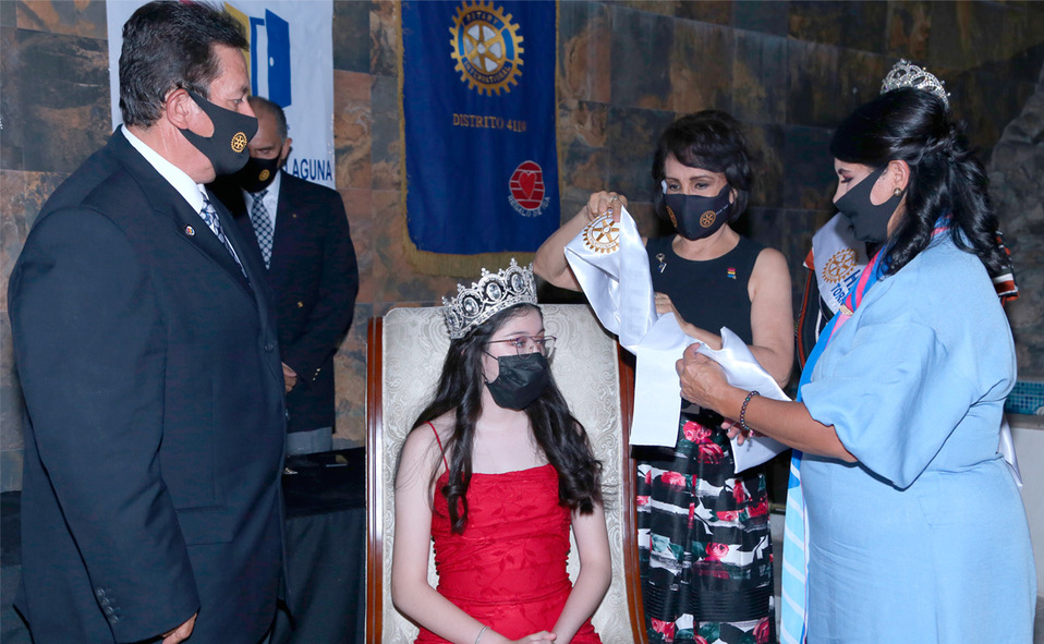 Coronan a la nueva reina Karla Saracho
