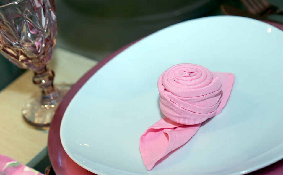 Las servilletas se colocaron en forma de rosas