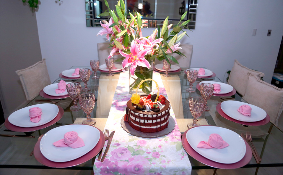 Se dispuso una linda mesa en tonos rosa