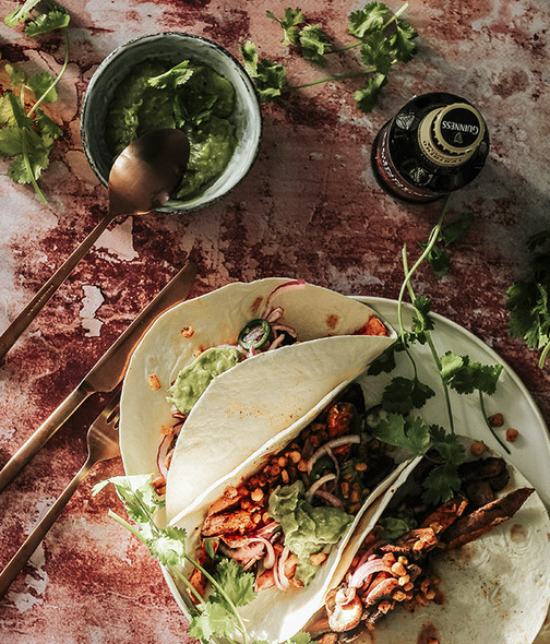 Descubre cómo sembrar cilantro en casa y 4 condimentos más. Fotografía de Micheile Henderson / Unsplash
