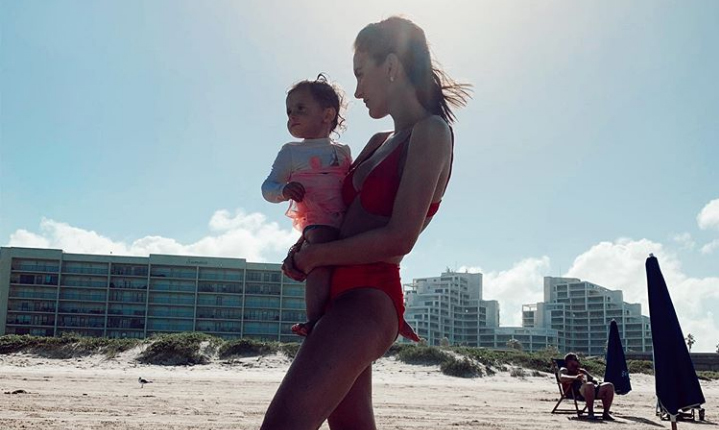 Mariana Bueno y su sobrina gozando del verano en la playa.