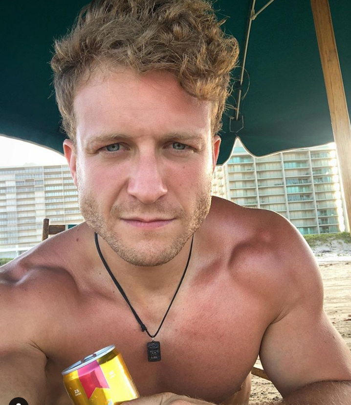 Güero Valle, además de hacer ejercicio en la playa, también se toma un tiempo para descansar.