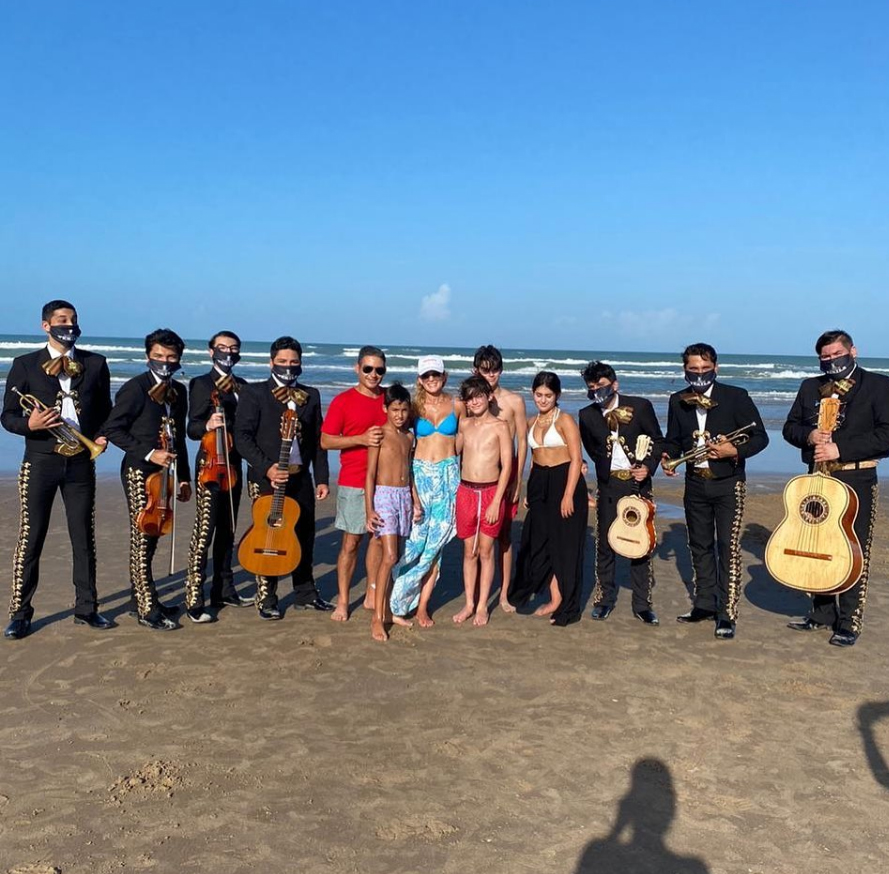Pedro Kalifa sorprendió a su esposa Melissa Villarreal de Kalifa con un grupo de mariachi en la playa para celebrar sus 40 años.