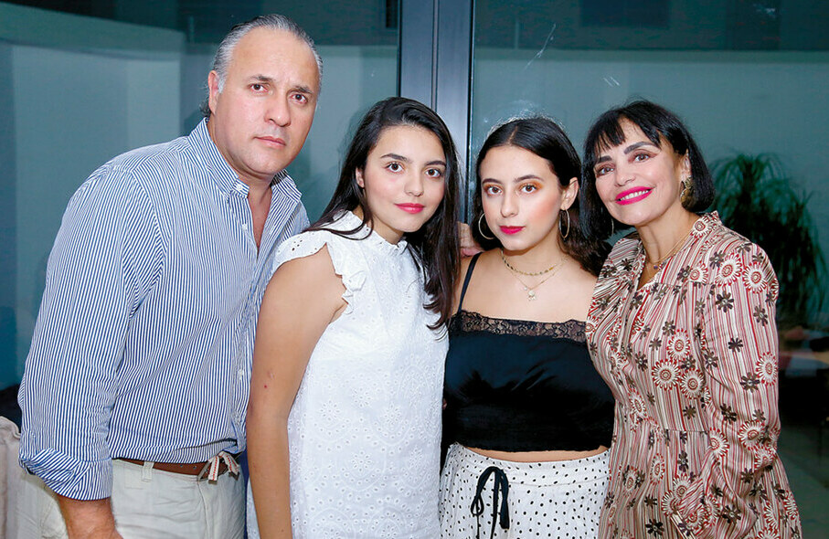 Víctor, Ximena, Roberta y Gaby