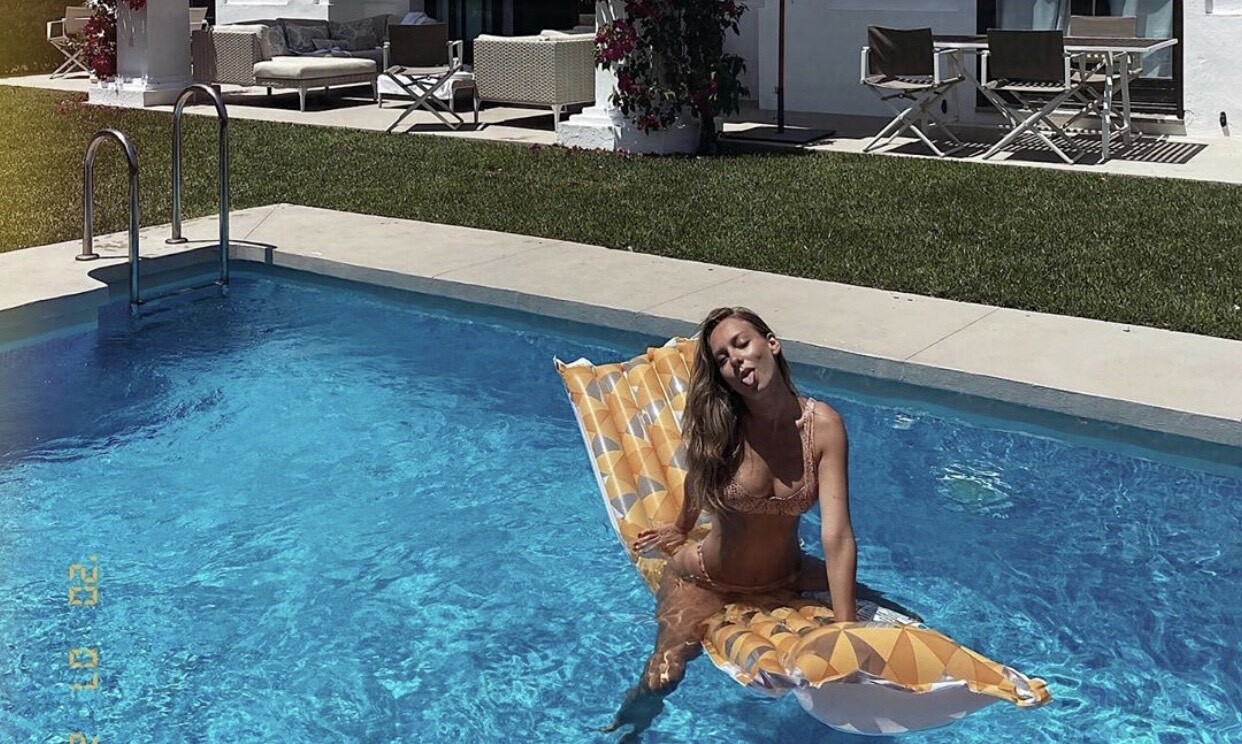 La actriz ha compartido fotos de las vacaciones por Europa con sus amigos.