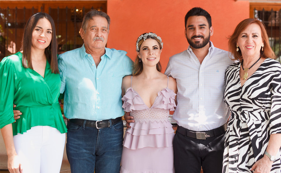 FAMILIA DEL NOVIO. MARCELA, ROBERTO, MARCELA, ROBERTO Y MARCELA