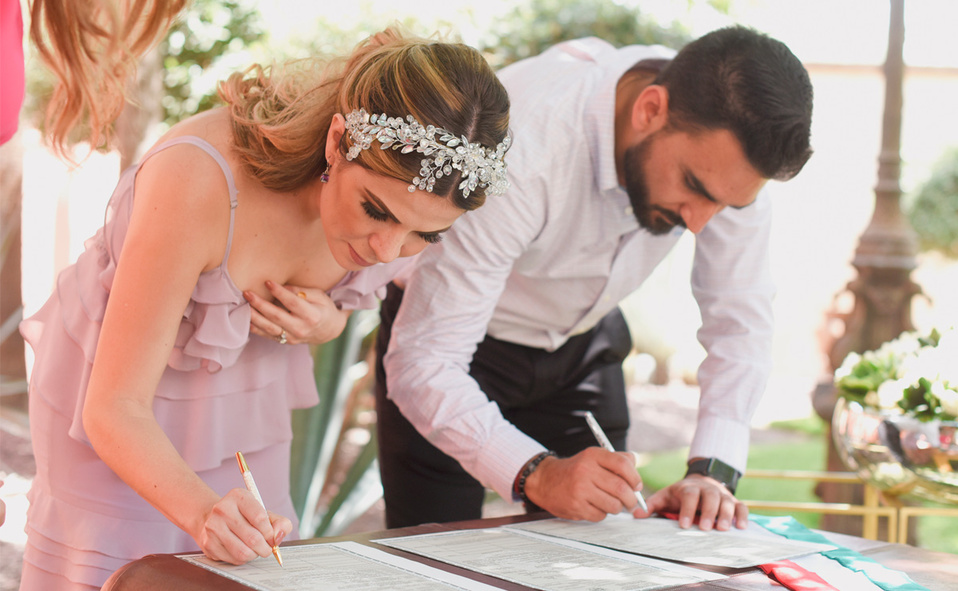 FIRMAN EL ACTA DE MATRIMONIO