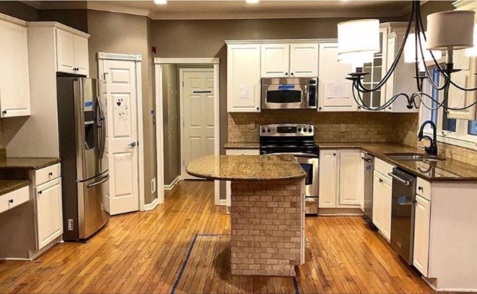 Anteriormente esta cocina lucía diferentes materiales y estilos que le restaban elegancia.