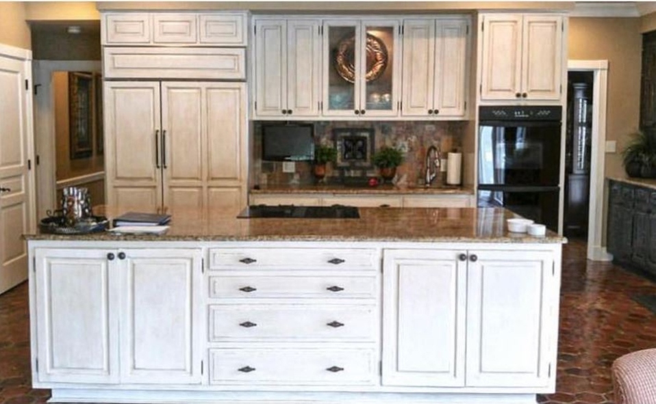 Aunque la cocina es blanca, luce con pintura desgastada, muy estilo vintage.