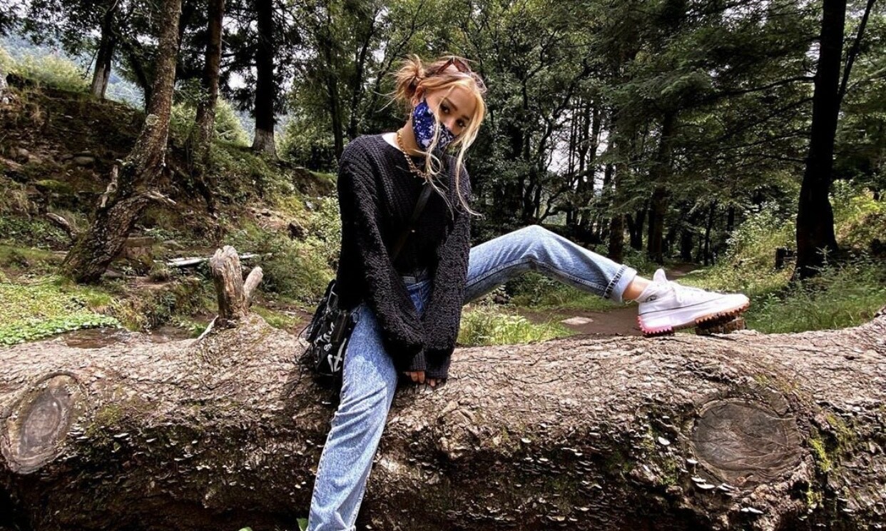 La actriz se dio un respiro y optó por este look con jeans y sneakers.