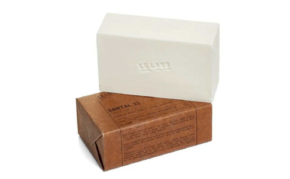 Una de las fragancias más emblemáticas de la marca neoyorkina en una barra de jabón, ideal para iniciar tu día. Santal 33 Bar Jabón www.amazon.com 1,6