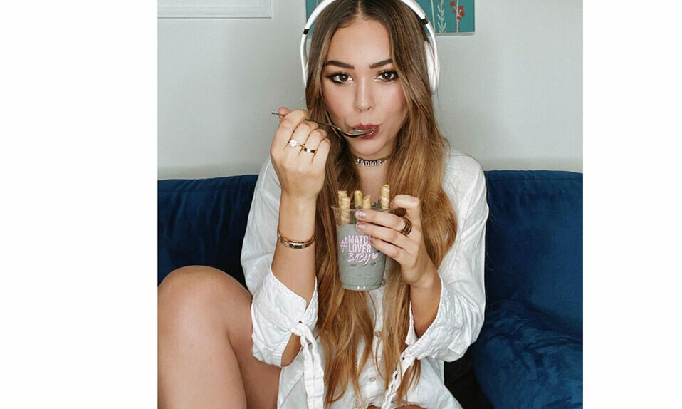 Danna Paola es fan de Dior y usó este collar que le dio un toque cool a su outfit.