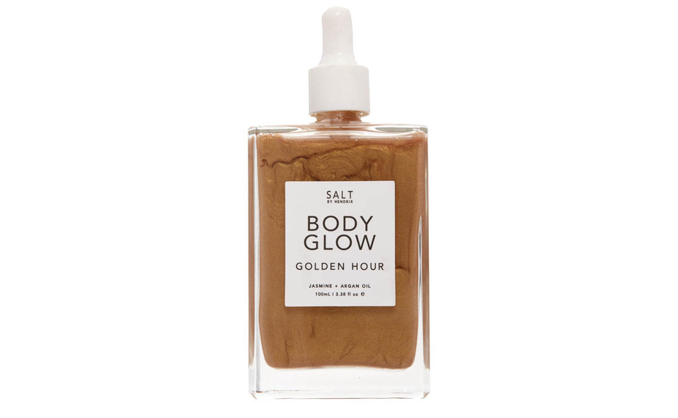 Este aceite corporal hidrata tu piel con una fórmula llena de vitaminas y minerales, al mismo tiempo que le da un efecto bronceadoSALT BY HENDRIX www.